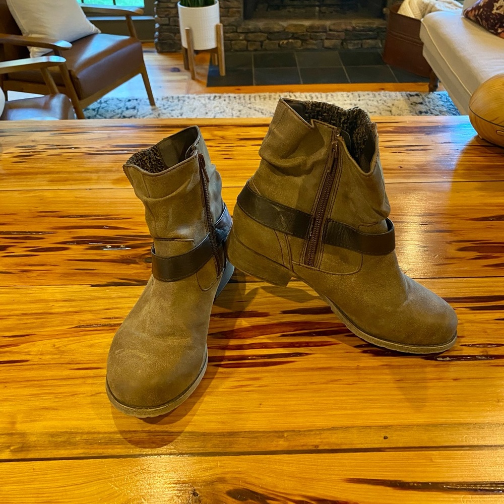 Gelled size 7 short boots
